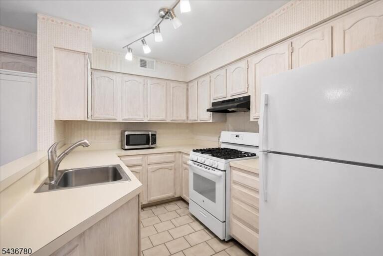 Property listing MLS 4033062 photo 9
