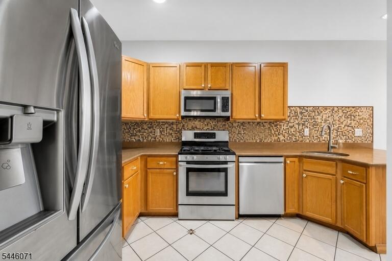 Property listing MLS 4040156 photo 3