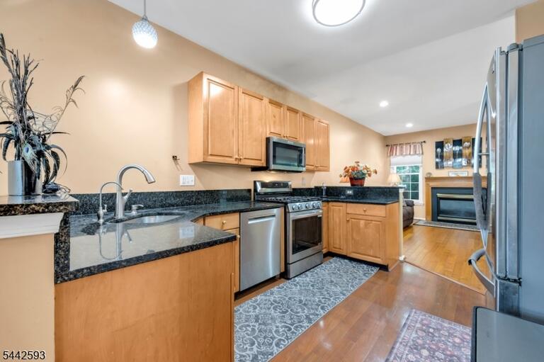 Property listing MLS 4040157 photo 2