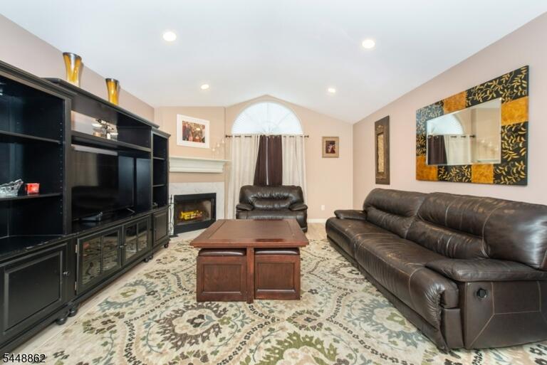Property listing MLS 4042634 photo 19