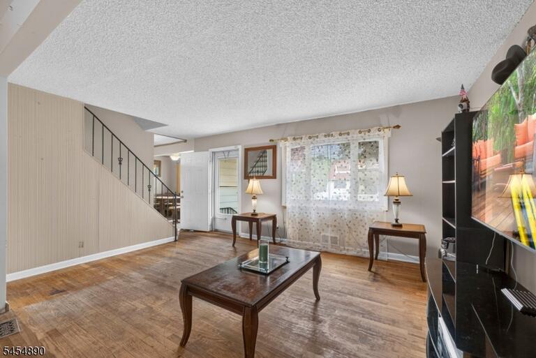 Property listing MLS 4047750 photo 2