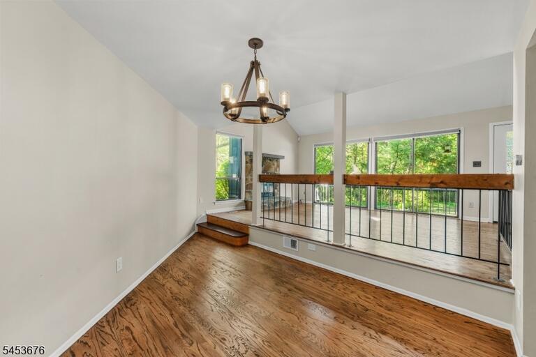 Property listing MLS 4048222 photo 4
