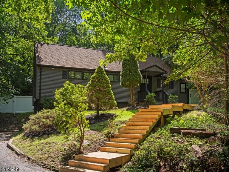 Property listing MLS 4048870 photo 1