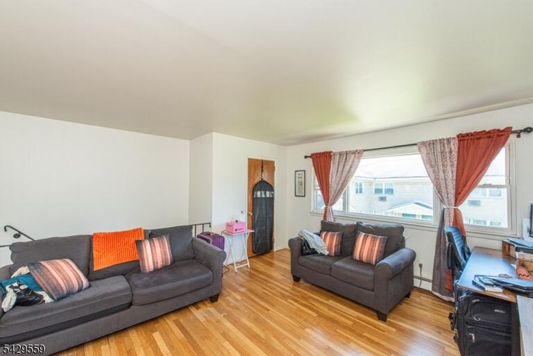 Property listing MLS 4048898 photo 4