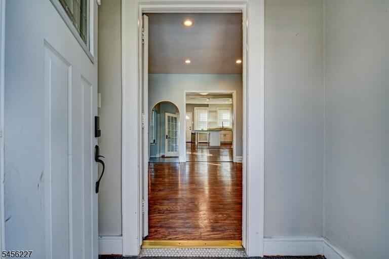 Property listing MLS 4048972 photo 4