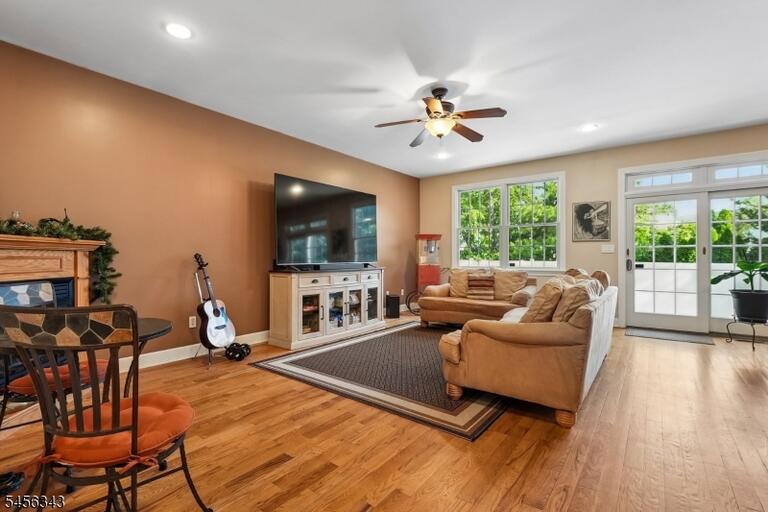Property listing MLS 4048988 photo 4