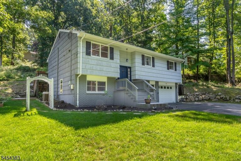 Property listing MLS 4049186 photo 1