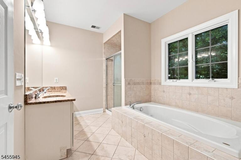 Property listing MLS 4049360 photo 24