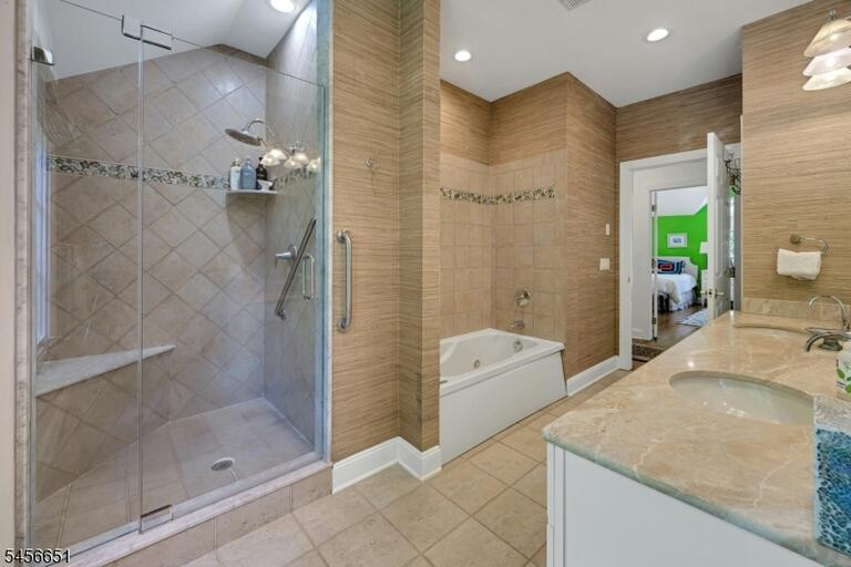 Property listing MLS 4049489 photo 25
