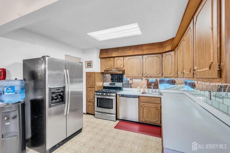 Photo 6 of 140 Camelot Drive, Port Reading NJ 07064, Port Reading, NJ
