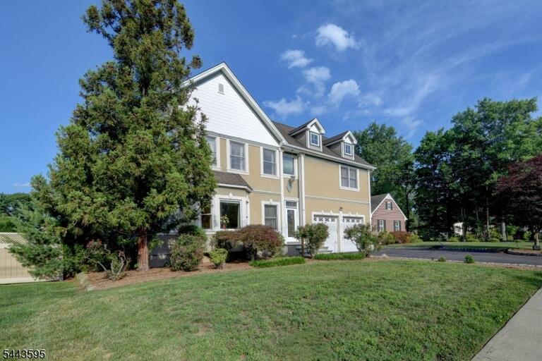 Property listing MLS 4038033 photo 3