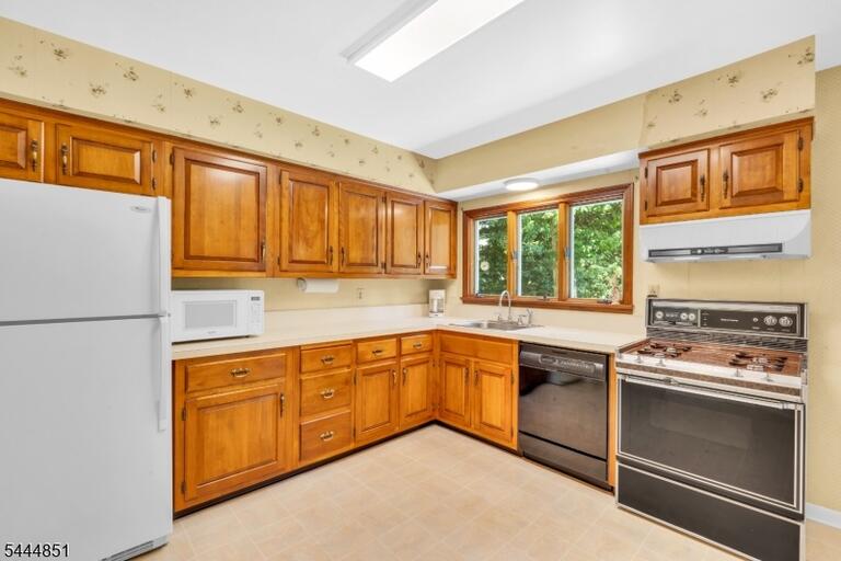 Property listing MLS 4040193 photo 3
