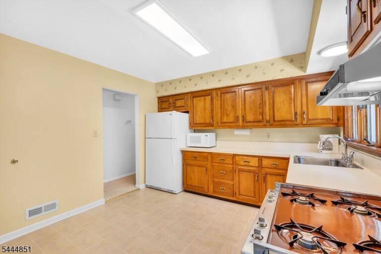 Property listing MLS 4040193 photo 4