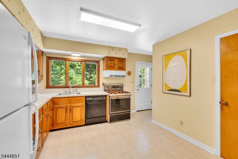 Property listing MLS 4040193 photo 5