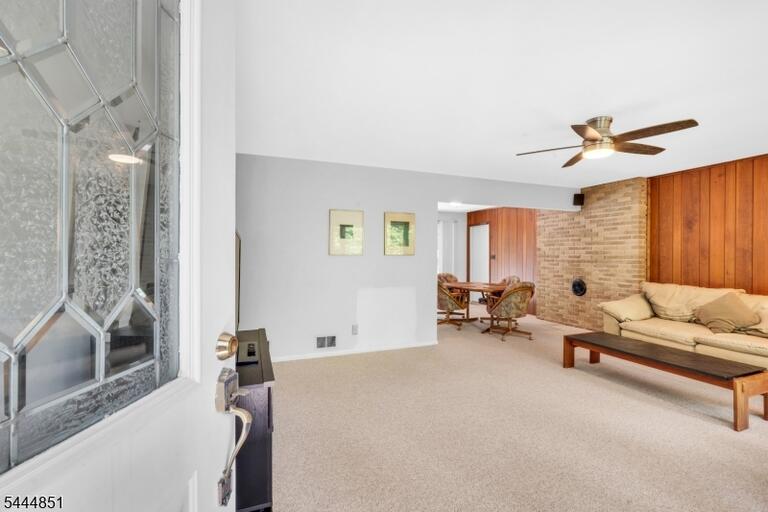 Property listing MLS 4040193 photo 8