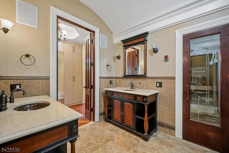 Property listing MLS 4040330 photo 11