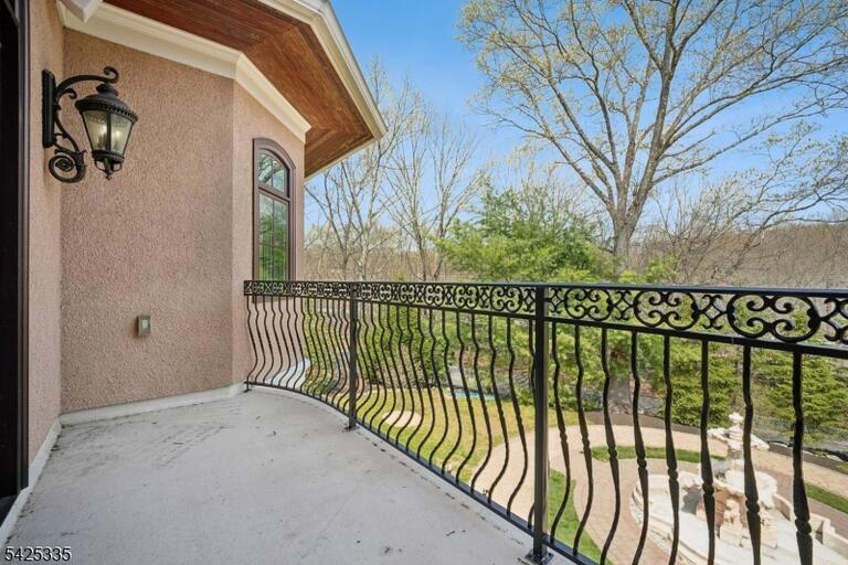 Property listing MLS 4040330 photo 24