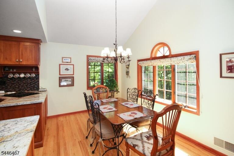 Property listing MLS 4040460 photo 8