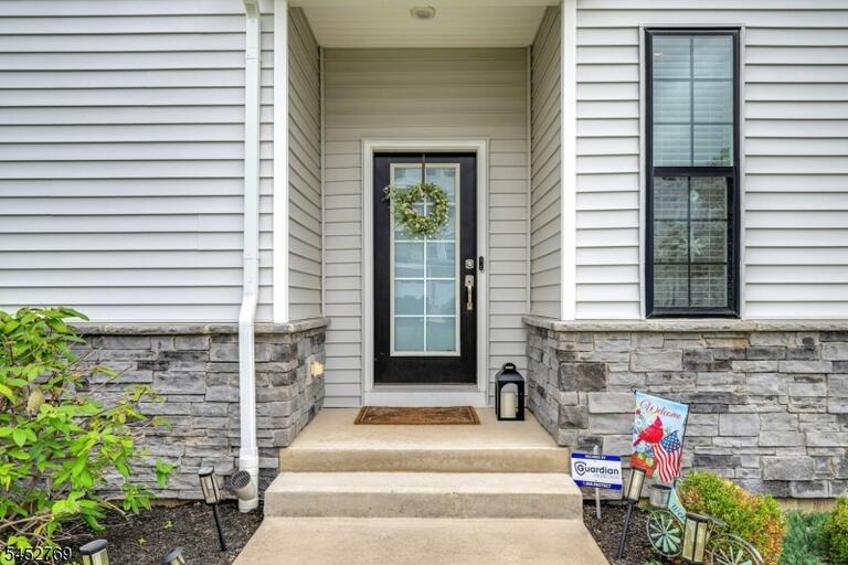 Property listing MLS 4046102 photo 2