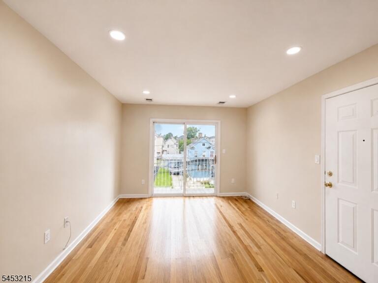 Property listing MLS 4046294 photo 2