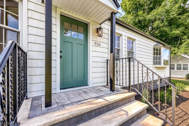Property listing MLS 4047027 photo 2