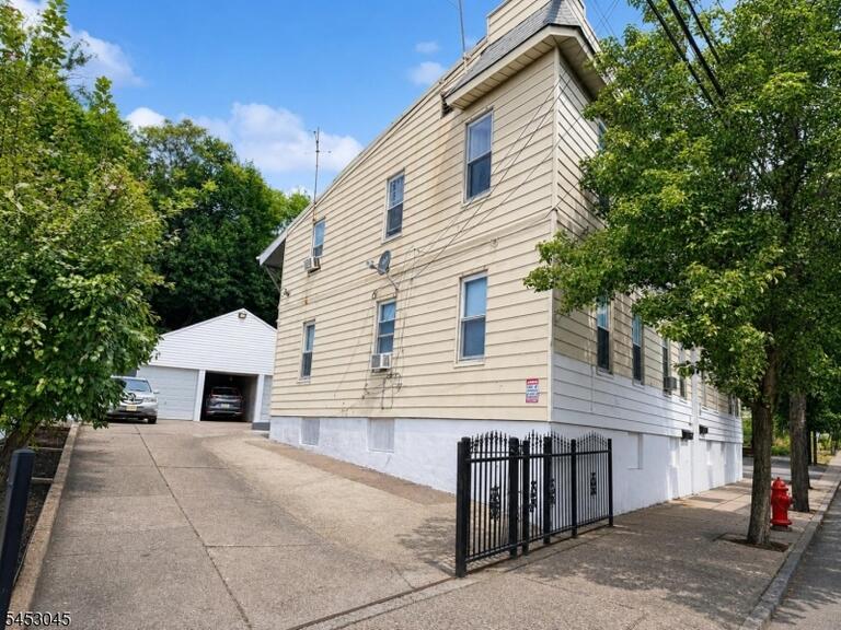 Property listing MLS 4047344 photo 3