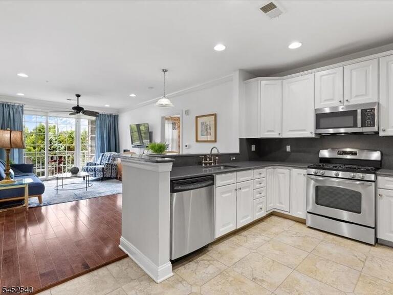Property listing MLS 4047786 photo 3
