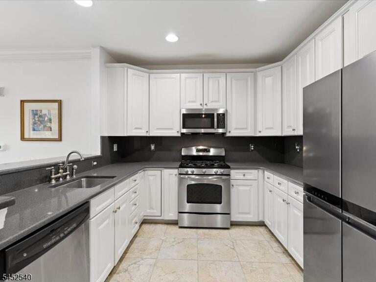 Property listing MLS 4047786 photo 4