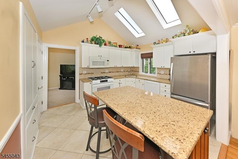 Property listing MLS 4047859 photo 10