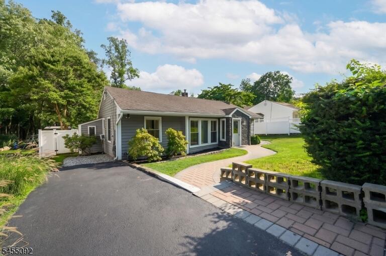 Property listing MLS 4048083 photo 3