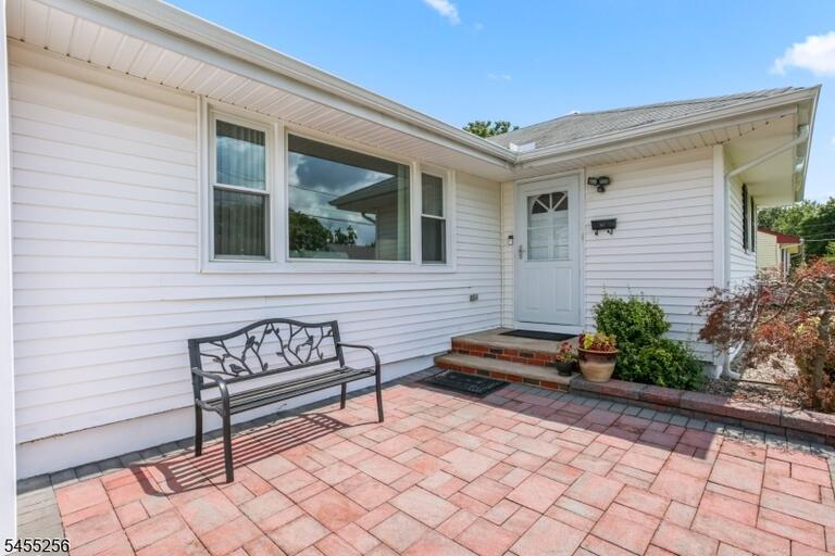 Property listing MLS 4048085 photo 2