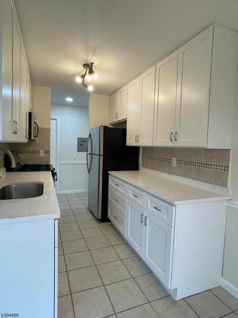 Property listing MLS 4048128 photo 3