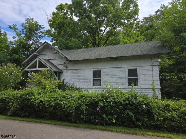 Property listing MLS 4048309 photo 3