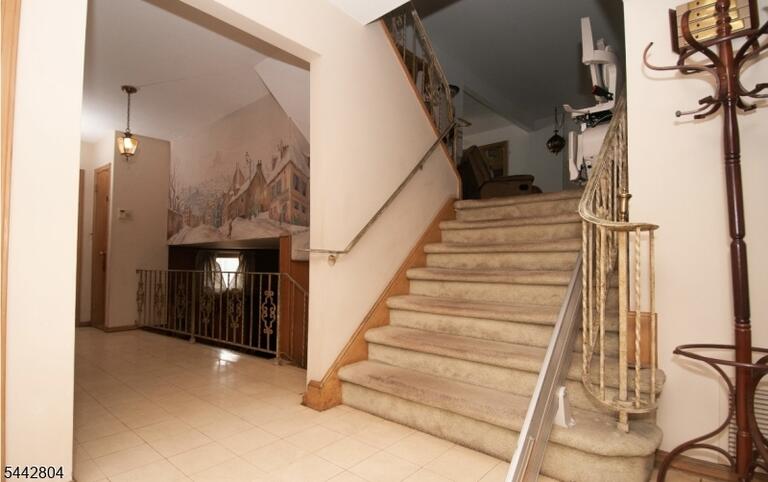 Property listing MLS 4048351 photo 3