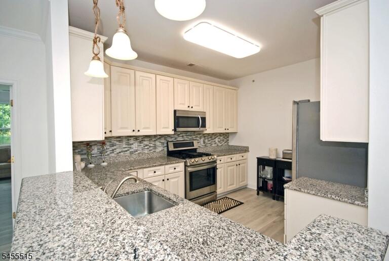 Property listing MLS 4048377 photo 4