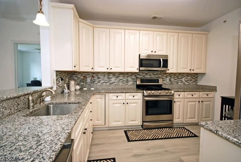 Property listing MLS 4048377 photo 5
