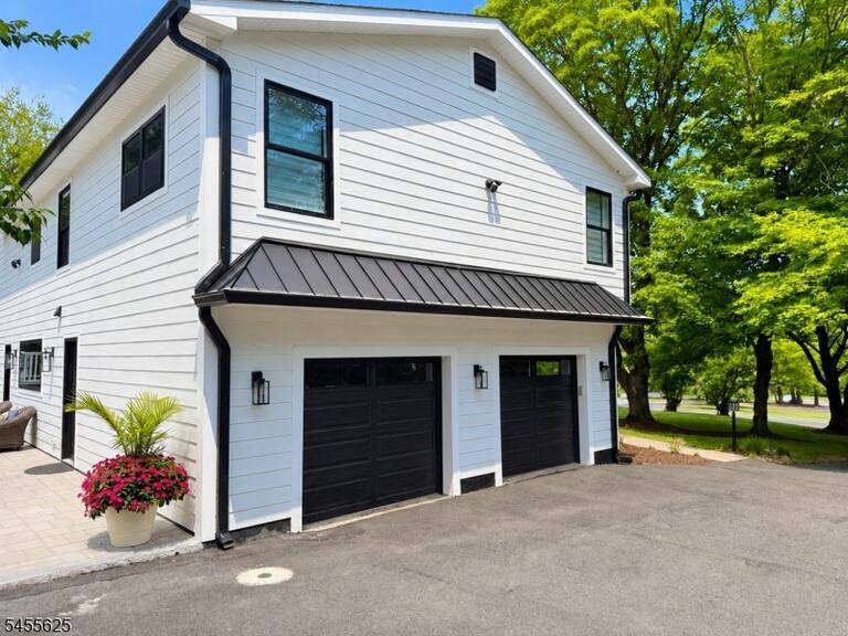 Property listing MLS 4048399 photo 2