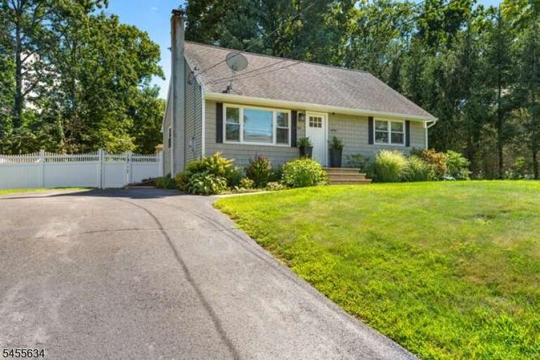 Property listing MLS 4048424 photo 2