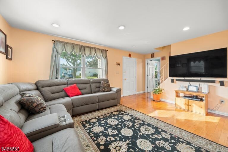 Property listing MLS 4048458 photo 4