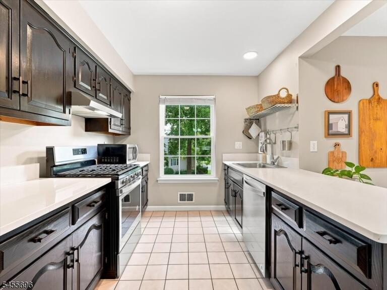 Property listing MLS 4048505 photo 4