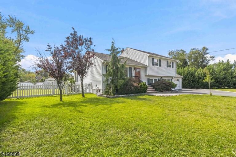 Property listing MLS 4048587 photo 2