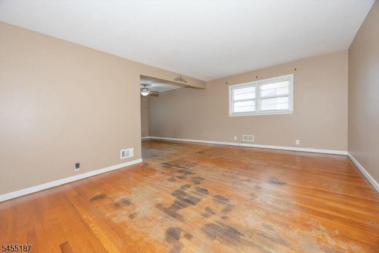 Property listing MLS 4048588 photo 3