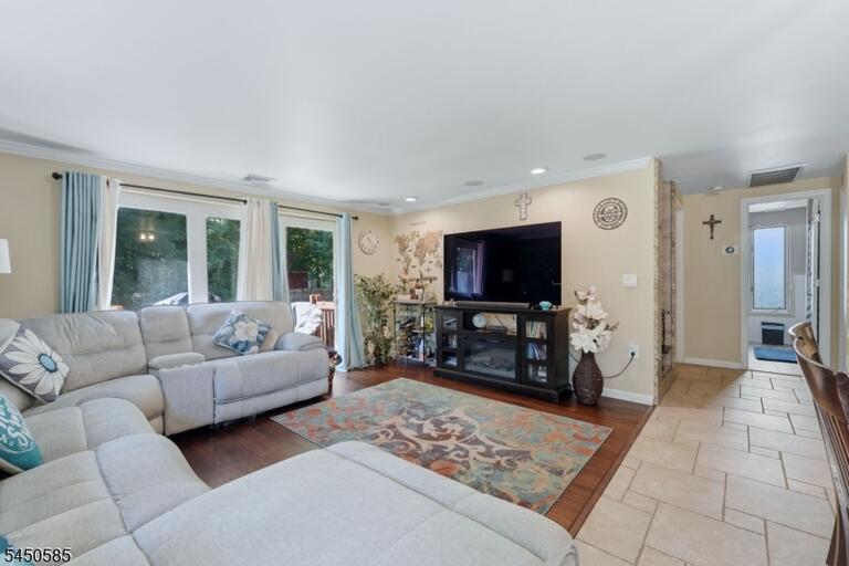 Property listing MLS 4048597 photo 4