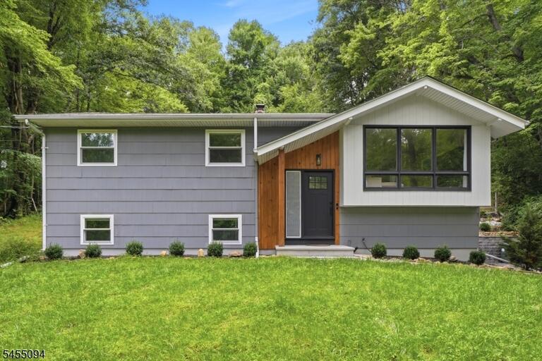 Property listing MLS 4048757 photo 2