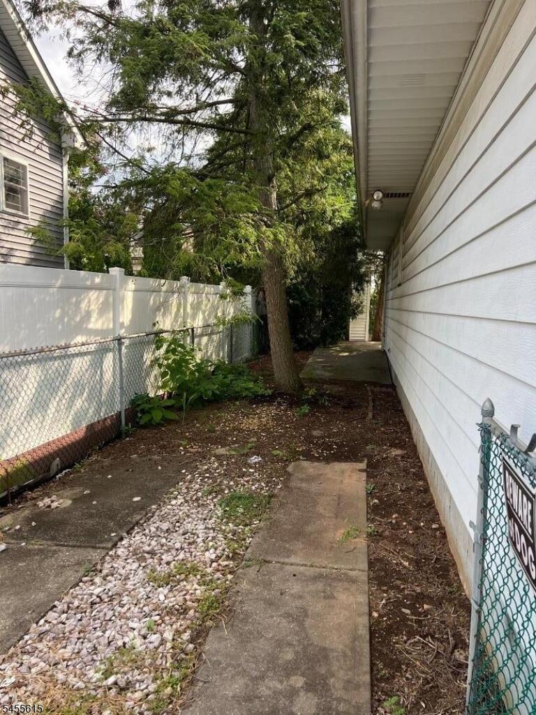 Property listing MLS 4048775 photo 3