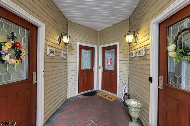Property listing MLS 4048780 photo 3