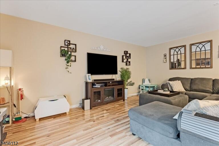 Property listing MLS 4048783 photo 5