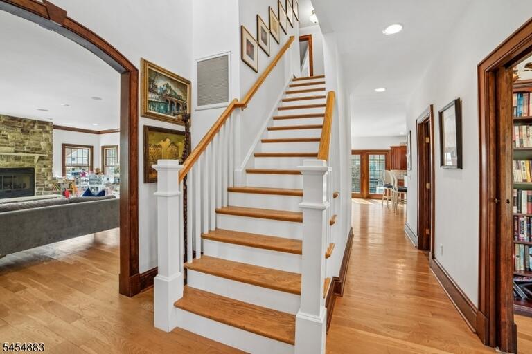 Property listing MLS 4048829 photo 3