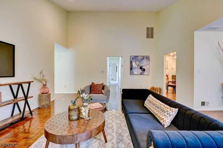 Property listing MLS 4048833 photo 4