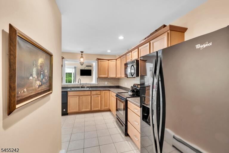 Property listing MLS 4048872 photo 2